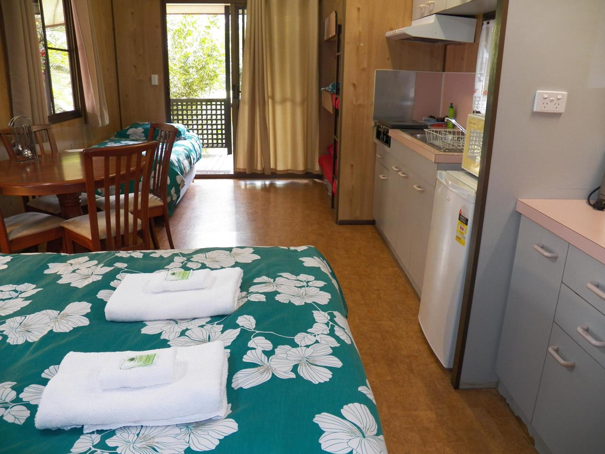 Lake Eacham Tourist Park & Cabins Habitación foto